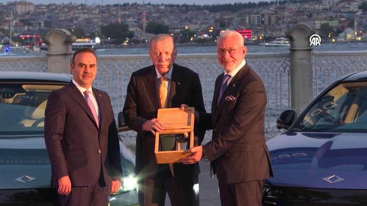 A primeira entrega do novo modelo T10F de Togg foi feita ao presidente Erdoğan
